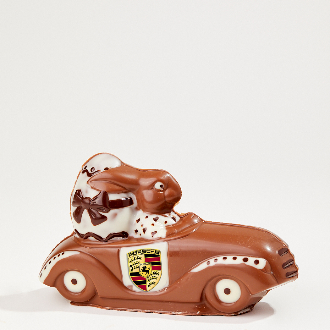 Bild von Adi im Cabrio mit Logo